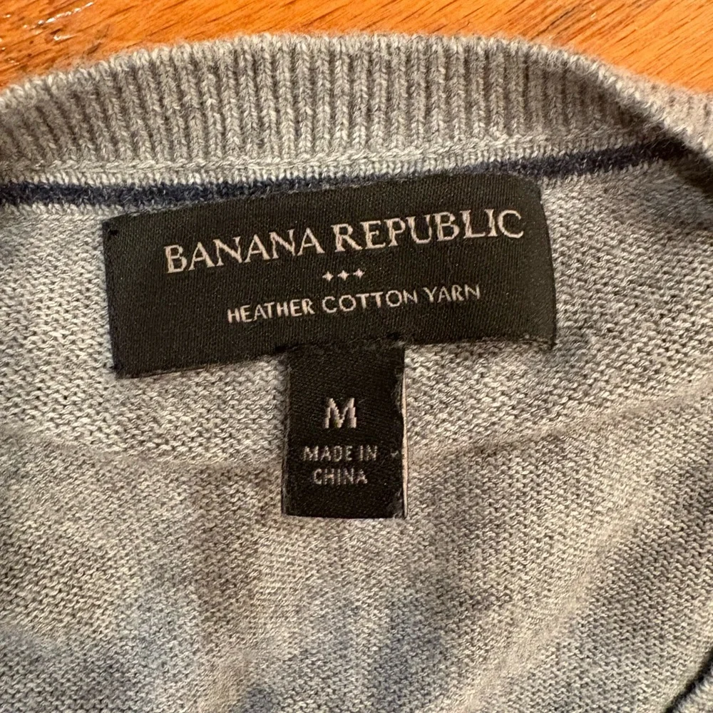 Banana Republic Heather Cotton Yarn V-Neck Sweater – Men’s M – Gray